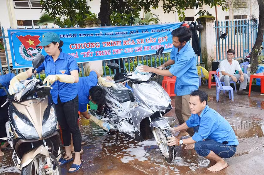  Đoàn xã Ia Drăng tổ chức chương trình rửa xe gây quỹ. Ảnh: V.H