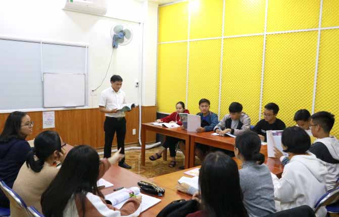 Giờ học tiếng Anh tại Trung tâm Anh ngữ Á Châu. Ảnh: Hồng Thủy