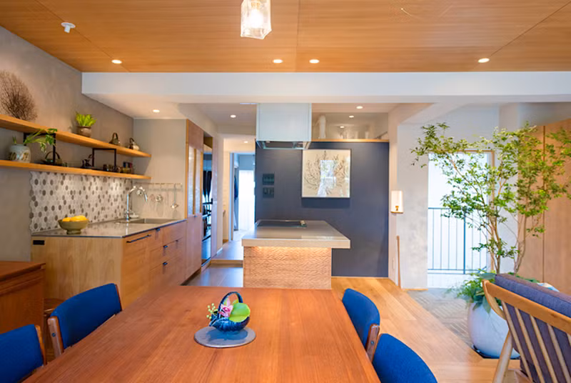  Nguồn ánh sáng dìu dịu tỏa ra từ đèn trần biến chiếc bàn gỗ thành một không gian ăn uống lãng mạn, gợi nhiều cảm xúc.