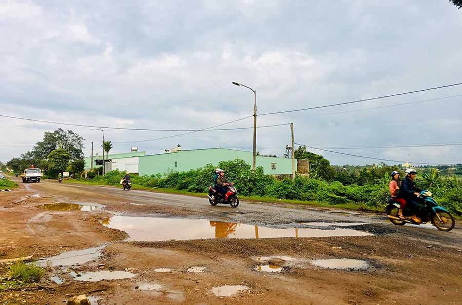 Mặt đường Nguyễn Chí Thanh (TP. Pleiku) chi chít ổ gà, ổ voi. Ảnh: L.H