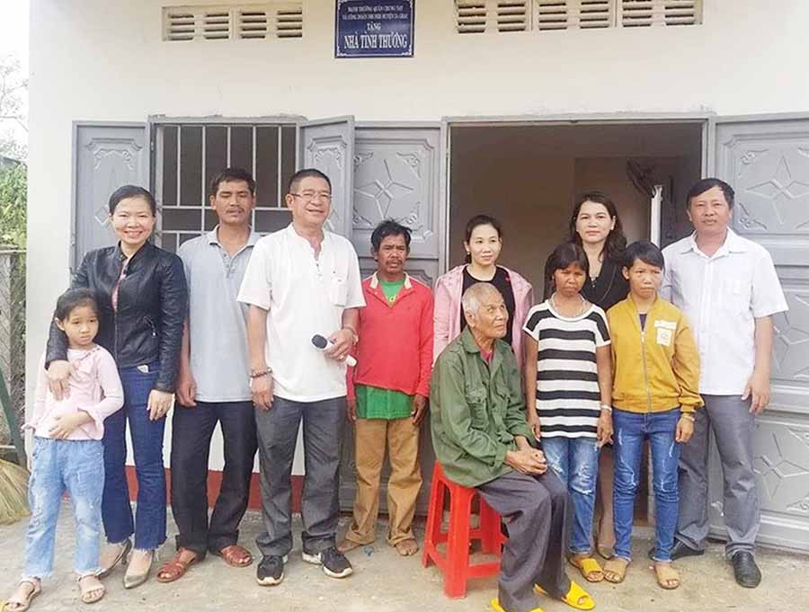 Nhóm “Chung tay” phối hợp với Công đoàn Phòng Giao dịch Ngân hàng Chính sách Xã hội huyện Ia Grai trao nhà cho ông Puih Yot (xã Ia Tô). Ảnh: T.B Nhóm “Chung tay” phối hợp với Công đoàn Phòng Giao dịch Ngân hàng Chính sách Xã hội huyện Ia Grai trao nhà cho ông Puih Yot (xã Ia Tô). Ảnh: T.B