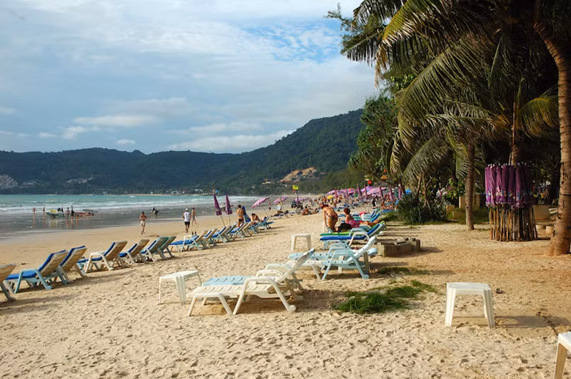  Phuket là hòn đảo lớn tại đất nước Thái Lan. Những khu nghỉ dưỡng, khách sạn, nhà hàng và cuộc sống về đêm sôi động ở Phuket chắc chắn sẽ khiến kỳ nghỉ của bạn đáng nhớ.