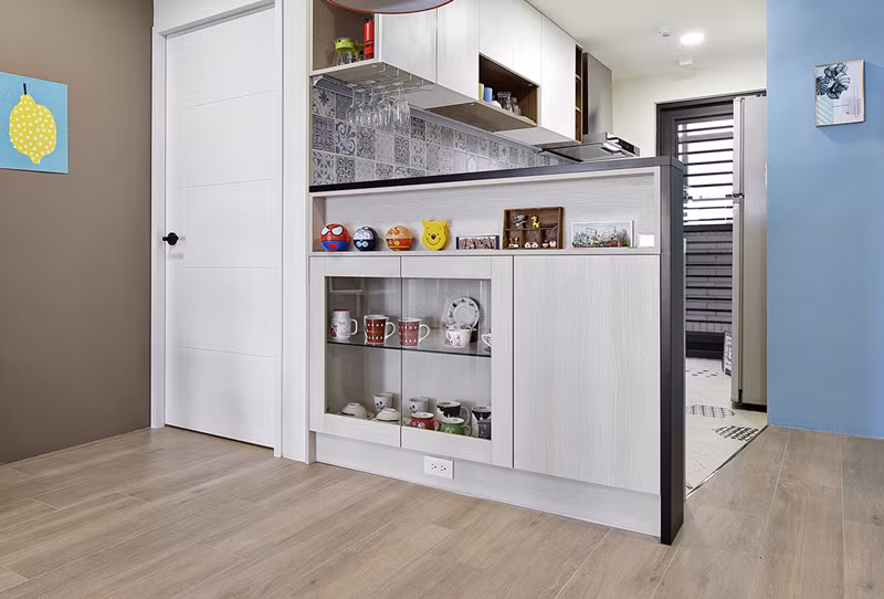 Quầy bar cũng là nơi lưu trữ tách chén và các món trang trí trong nhà bếp.