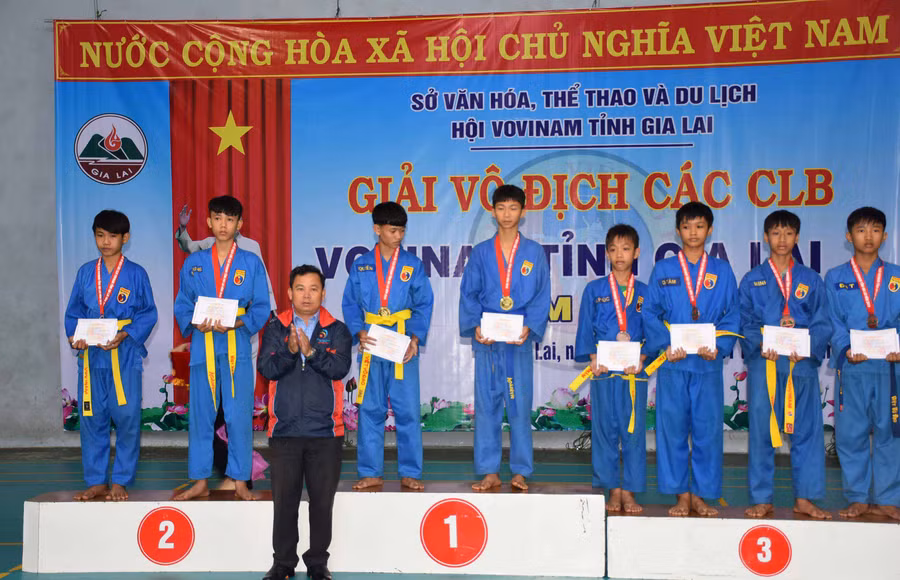 Ban tổ chức trao huy chương cho các vận động viên đạt giải. Ảnh: Hà Phương