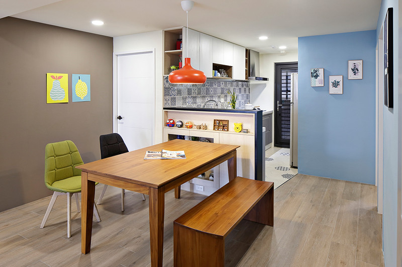 Một chiếc ghế ăn màu xanh lá cây, tạo điểm nhấn xinh xắn trong phòng ăn. Một chiếc ghế ăn màu xanh lá cây, tạo điểm nhấn xinh xắn trong phòng ăn.