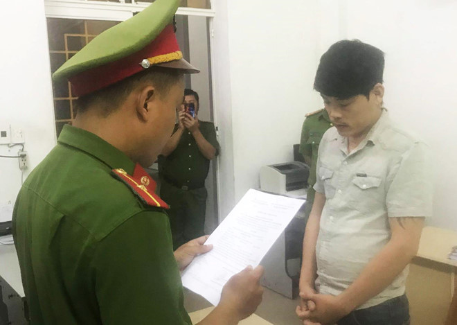 Công an tống đạt lệnh bắt tạm giam Dũng. Ảnh: CTV. Công an tống đạt lệnh bắt tạm giam Dũng. Ảnh: CTV.