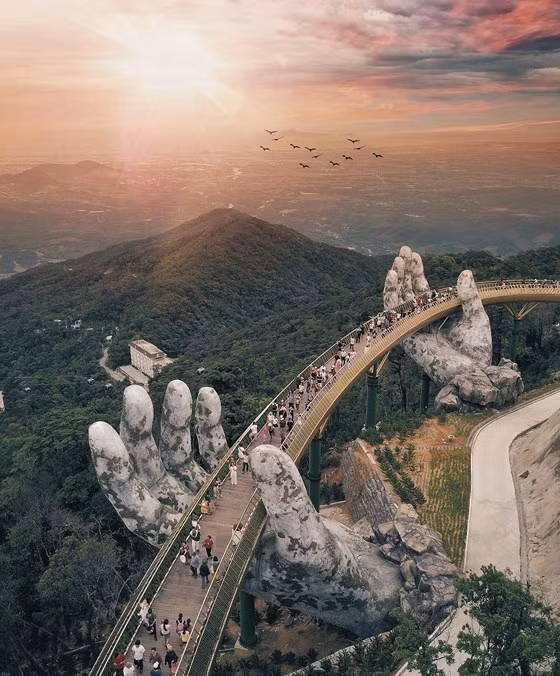 Bức ảnh đầu tiên về Cầu Vàng được lan truyền chóng mặt trên mạng xã hội là của một chàng trai người Malaysia - Jason Goh. Tác giả đã khéo léo sắp xếp bố cục đặt hình ảnh cây cầu Vàng sừng sững được ôm trọn bởi thiên nhiên bao la, hùng vĩ của Bà Nà, của Đà Nẵng. Vẻ đẹp của Cầu Vàng được tôn lên, chan hòa cùng thiên nhiên thơ mộng kết hợp với ánh sáng tạo nên một tác phẩm nghệ thuật hoàn hảo, chinh phục trái tim của hàng vạn người xem. Ảnh: Reuters