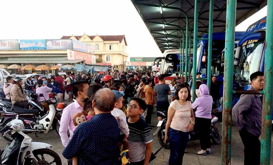  Hành khách chật kín khu vực xe đi TP. Hồ Chí Minh tại Bến xe Đức Long Gia Lai vào dịp lễ Tết. Ảnh: Lê Hòa