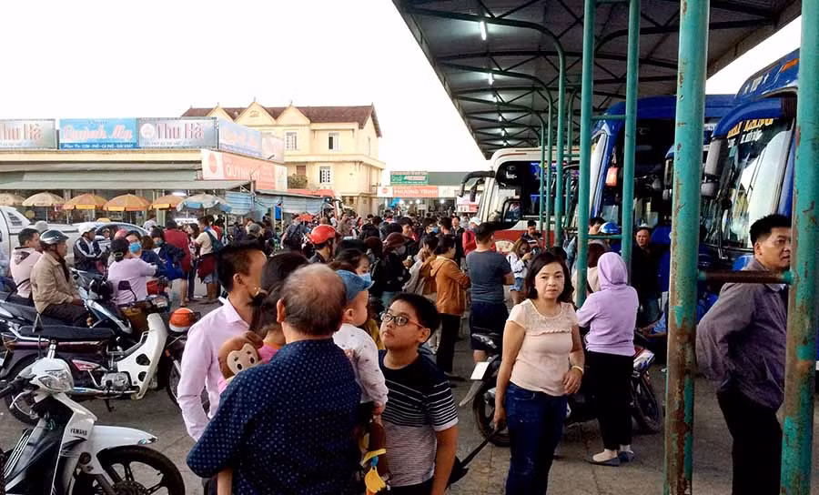 Hành khách chật kín khu vực xe đi TP. Hồ Chí Minh tại Bến xe Đức Long Gia Lai vào dịp lễ Tết. Ảnh: Lê Hòa