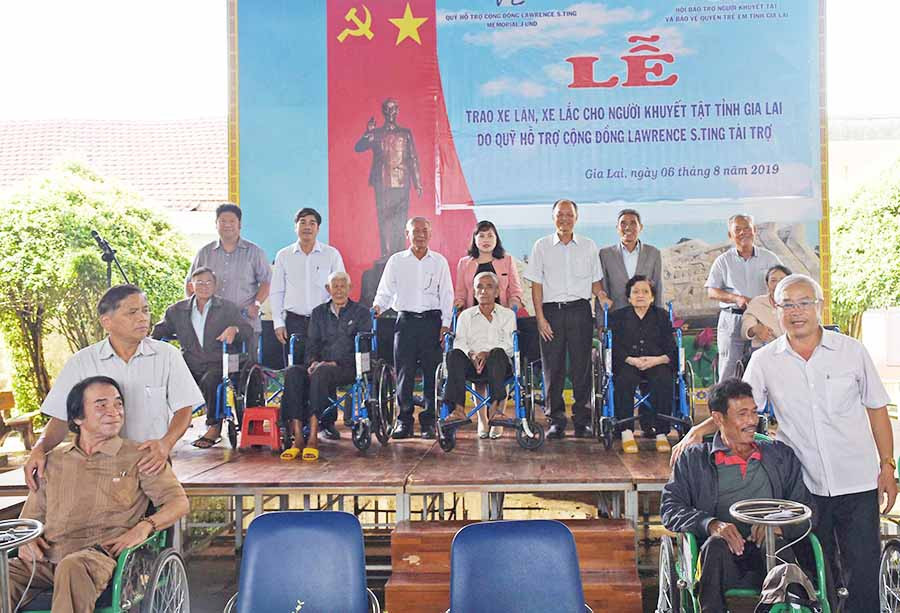  Quang cảnh buổi trao xe lăn, xe lắc cho người khuyết tật. Ảnh: H.P