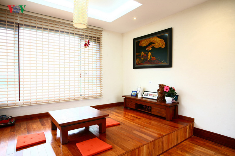 Góc sinh hoạt chung ở tầng 2. Sàn gỗ đem lại cảm giác gần gũi. Chiếc bàn kiểu Nhật phù hợp với diện tích nhỏ.