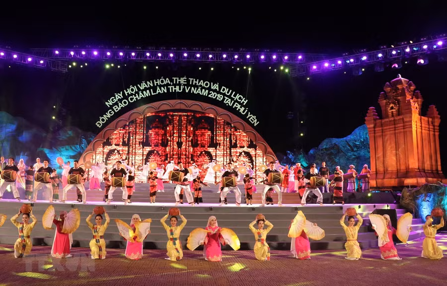 Chương trình biểu diễn nghệ thuật tại đêm khai mạc. Ảnh: Phạm Cường-TTXVN