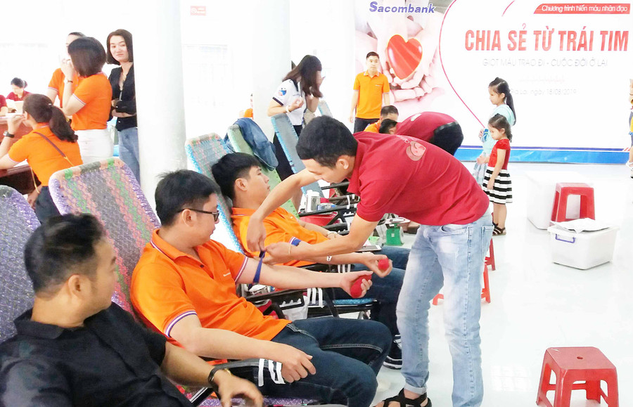 Hơn 100 cán bộ, nhân viên, khách hàng Sacombank Chi nhánh Gia Lai tham gia hiến máu tình nguyện sáng 18-8. Ảnh: Như Nguyện