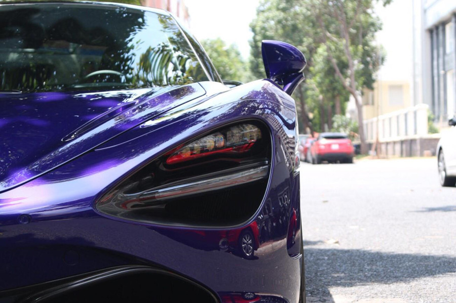 Tương tự phần lớn 720S tại Việt Nam, chiếc 720S này thuộc bản Luxury. Xe đi kèm bộ vành 5 chấu màu đen, kẹp phanh màu vàng tương phản. Khác với bản Performance, bản Luxury không có bộ vành đa chấu và các chi tiết bằng carbon như ốp gương, viền hốc gió trên nắp ca-pô... Tương tự phần lớn 720S tại Việt Nam, chiếc 720S này thuộc bản Luxury. Xe đi kèm bộ vành 5 chấu màu đen, kẹp phanh màu vàng tương phản. Khác với bản Performance, bản Luxury không có bộ vành đa chấu và các chi tiết bằng carbon như ốp gương, viền hốc gió trên nắp ca-pô...