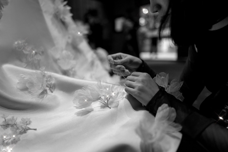 Tác phẩm váy gắn thủ công những bông hoa organza kết hợp đá swarovski, được làm nên bởi 6 người thợ chuyên làm hoa và đính kết.  Tác phẩm váy gắn thủ công những bông hoa organza kết hợp đá swarovski, được làm nên bởi 6 người thợ chuyên làm hoa và đính kết.