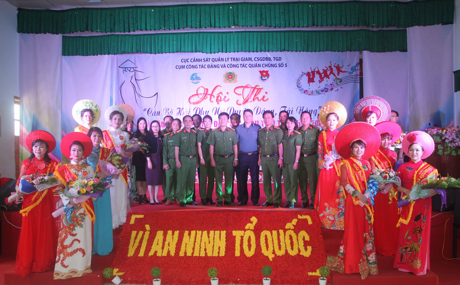 Ban tổ chức trao giải cho các thí sinh xuất sắc. Ảnh: Văn Ngọc