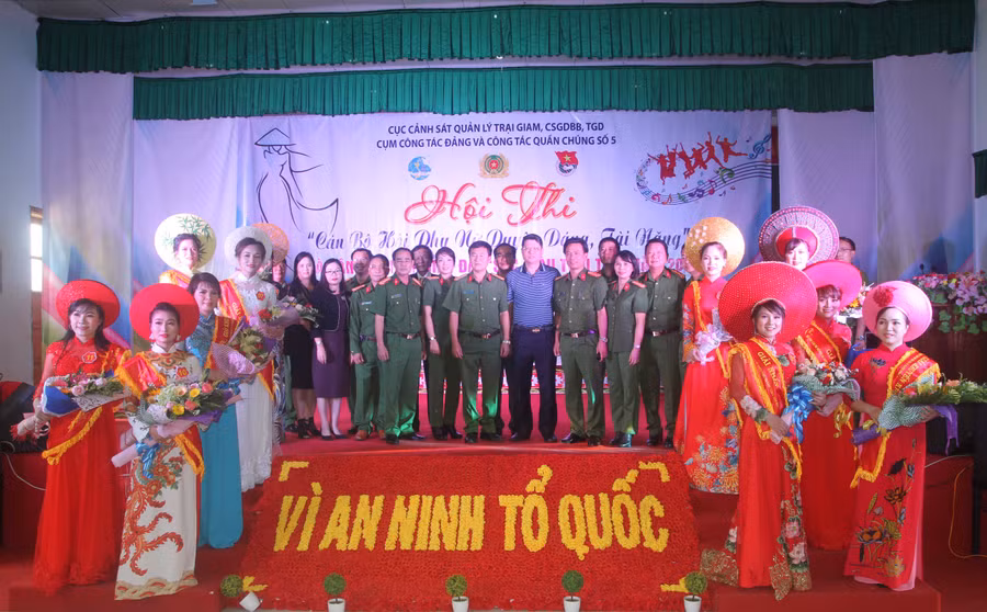 Ban tổ chức trao giải cho các thí sinh xuất sắc. Ảnh: Văn Ngọc