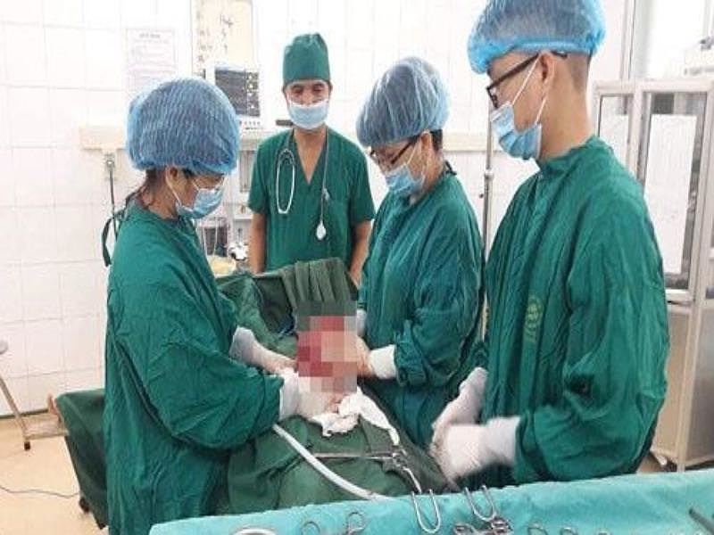 Các bác sĩ BV đa khoa tỉnh Tuyên Quang đang phẫu thuật lấy u xơ cho bệnh nhân. Ảnh: BVCC
