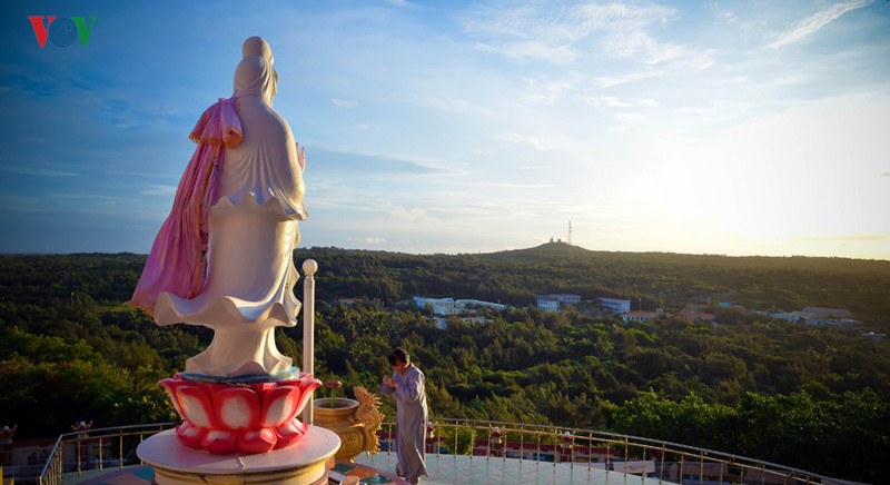  Trên đỉnh núi Cao Cát có tượng Phật Quan Thế Âm Bồ Tát nhìn ra biển Đông thường được nhiều người tìm đến cầu nguyện những điều tốt đẹp cho người thân.