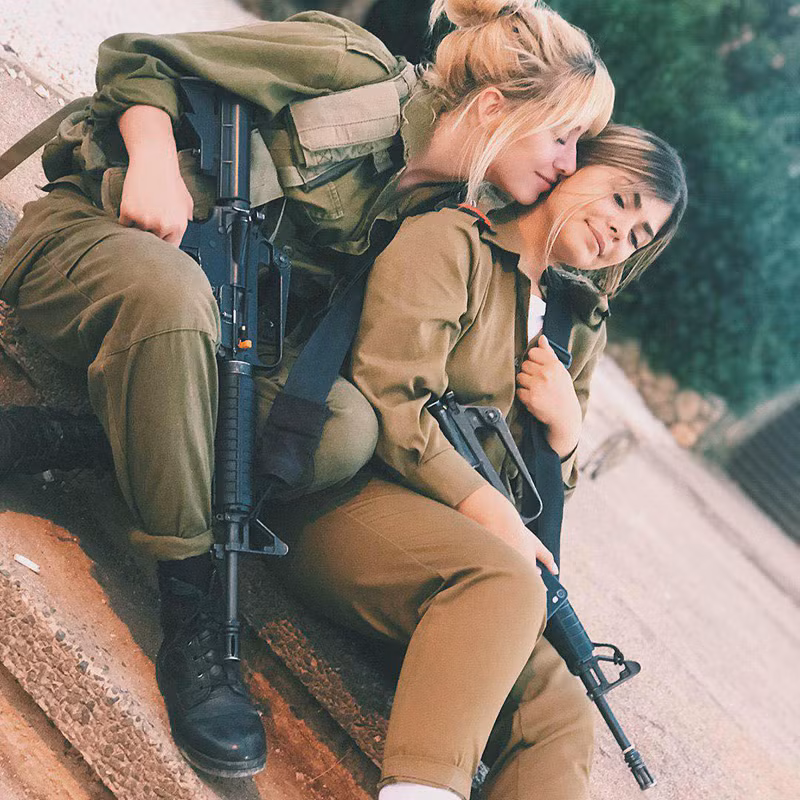  Cách âu yếm nữ tính và đậm chất châu Á giữa 2 cô gái trẻ trong quân đội Israel.