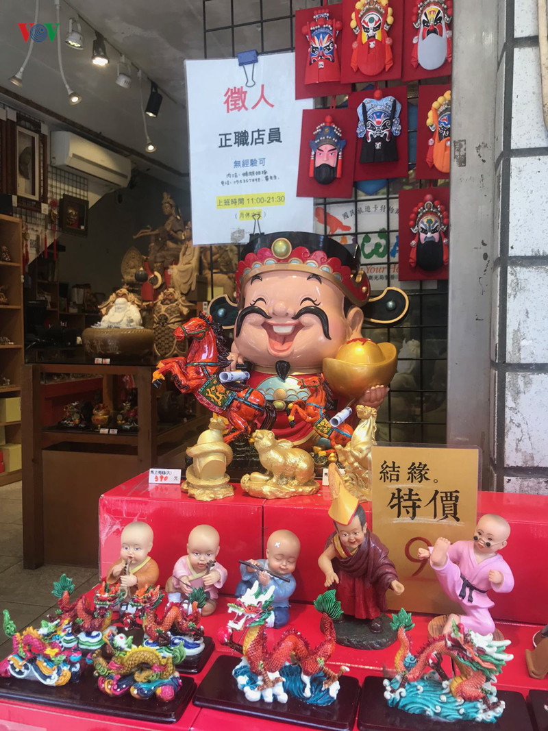 Có lẽ bởi vậy mà họ muốn truyền hứng khởi trong từng sản phẩm made in Taiwan đến nhiều người hơn nữa. Mỗi sản phẩm made in Taiwan như là quốc hồn quốc tuý do chính cửa hàng họ làm ra vậy. Có lẽ bởi vậy mà họ muốn truyền hứng khởi trong từng sản phẩm made in Taiwan đến nhiều người hơn nữa. Mỗi sản phẩm made in Taiwan như là quốc hồn quốc tuý do chính cửa hàng họ làm ra vậy.