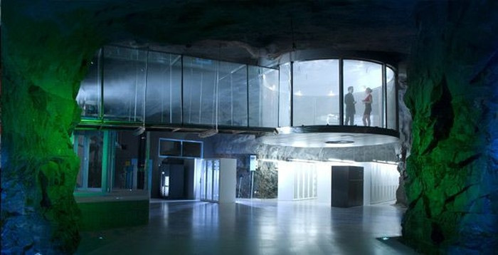 Bên trong khu phức hợp bao gồm thác nước, nhà kính với ánh sáng nhân tạo, sử dụng động cơ tàu ngầm làm nguồn điện dự phòng. (Ảnh: Printest)  Bên trong khu phức hợp bao gồm thác nước, nhà kính với ánh sáng nhân tạo, sử dụng động cơ tàu ngầm làm nguồn điện dự phòng. (Ảnh: Printest)