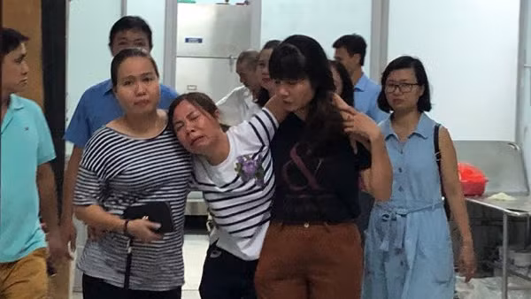 Người nhà nạn nhân đau đớn trước cái chết của cháu bé. Ảnh: VTC News