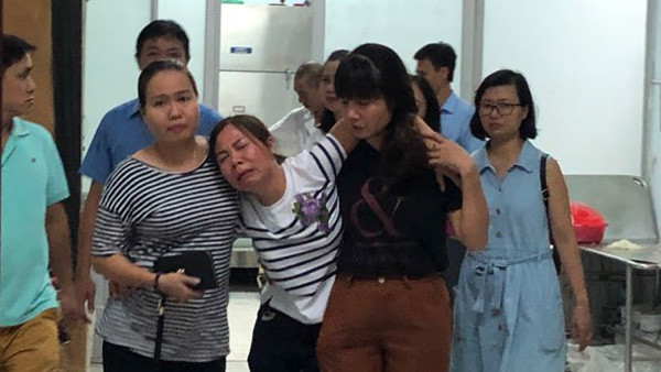 Người nhà nạn nhân đau đớn trước cái chết của cháu bé. Ảnh: VTC News Người nhà nạn nhân đau đớn trước cái chết của cháu bé. Ảnh: VTC News