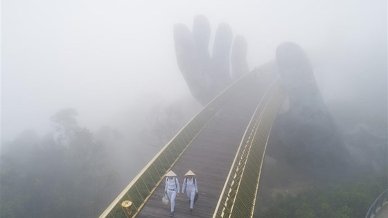 Thiết kế đặc biệt ấn tượng như một dải lụa được nâng đỡ trên đôi bàn tay rêu phong của một vị thần, dù nhìn ở góc nào, dù chiêm ngưỡng ở thời khắc nào trong ngày, Cầu Vàng cũng đều toát lên vẻ cuốn hút đến mê hoặc