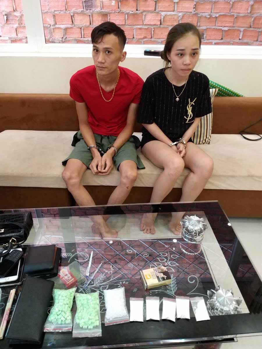  Đối tượng Nguyễn Duy Hiếu và Võ Thị Kim Phụng cùng số ma túy thu giữ tại nhà trọ. 