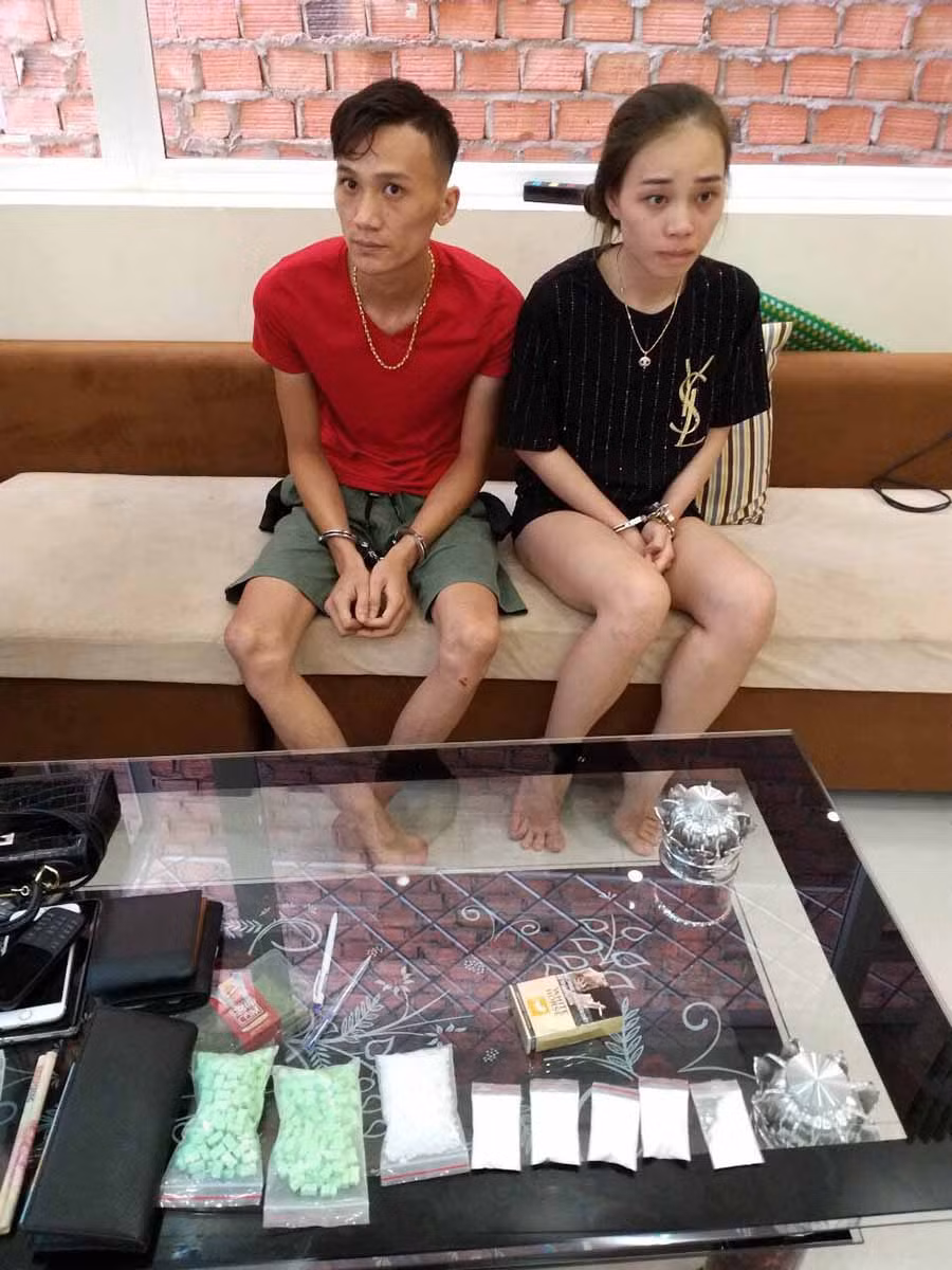  Đối tượng Nguyễn Duy Hiếu và Võ Thị Kim Phụng cùng số ma túy thu giữ tại nhà trọ. 