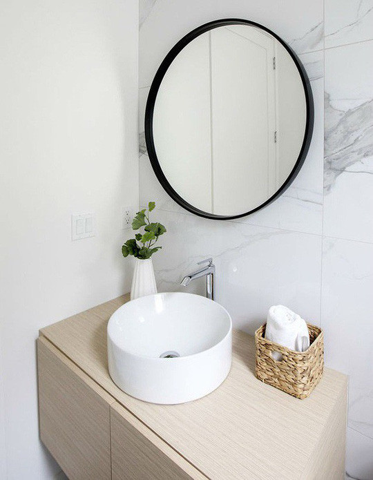 Vật dụng đơn giản, ít họa tiết song kiểu dáng thiết tinh tế bắt mắt. Vật dụng đơn giản, ít họa tiết song kiểu dáng thiết tinh tế bắt mắt.