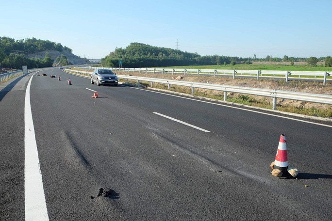 Cao tốc Đà Nẵng - Quảng Ngãi xuất hiện tình trạng hằn lún, lượn sóng vào tháng 6-2019 khiến việc di chuyển của các phương tiện gặp khó khăn Ảnh: TỬ TRỰC Cao tốc Đà Nẵng - Quảng Ngãi xuất hiện tình trạng hằn lún, lượn sóng vào tháng 6-2019 khiến việc di chuyển của các phương tiện gặp khó khăn Ảnh: TỬ TRỰC