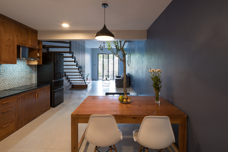 Bàn ăn nhỏ, được sắp xếp dành cho 4 người với 2 ghế có lưng tựa và 2 ghế không có lưng tựa để dễ dàng nhìn thấy hồ có Koi bên cạnh. Bàn ăn nhỏ, được sắp xếp dành cho 4 người với 2 ghế có lưng tựa và 2 ghế không có lưng tựa để dễ dàng nhìn thấy hồ có Koi bên cạnh.