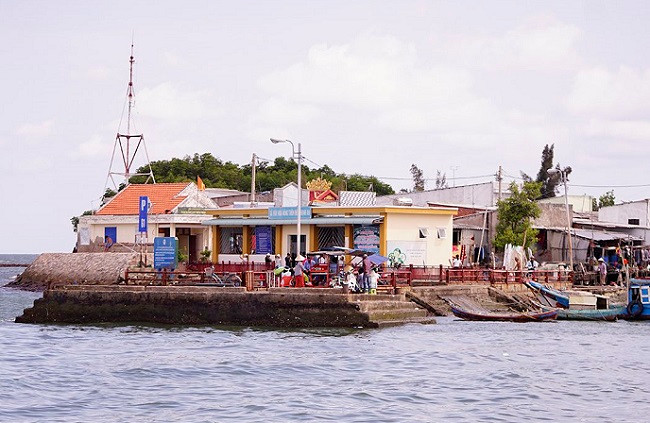 Cầu cảng Thạnh An hiện ra đầu tiên khi du khách đặt chân lên xã đảo Thạnh An.