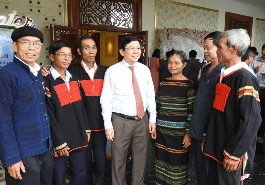 -Phó Chủ tịch Ủy ban Trung ương MTTQ Việt Nam Nguyễn Hữu Dũng trao đổi với người có uy tín các tỉnh Tây Nguyên. Ảnh: Thanh Nhật 