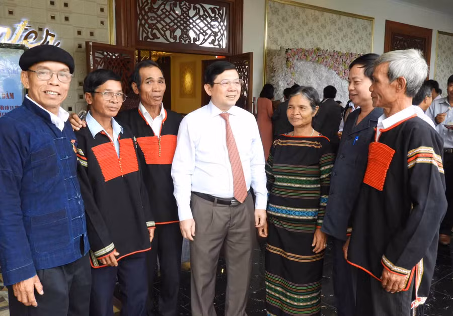 -Phó Chủ tịch Ủy ban Trung ương MTTQ Việt Nam Nguyễn Hữu Dũng trao đổi với người có uy tín các tỉnh Tây Nguyên. Ảnh: Thanh Nhật 