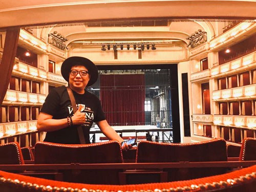  Phóng viên Thanh Hiệp tại Nhà hát Opera quốc gia Áo Ảnh: Nguyễn Nam Hòa