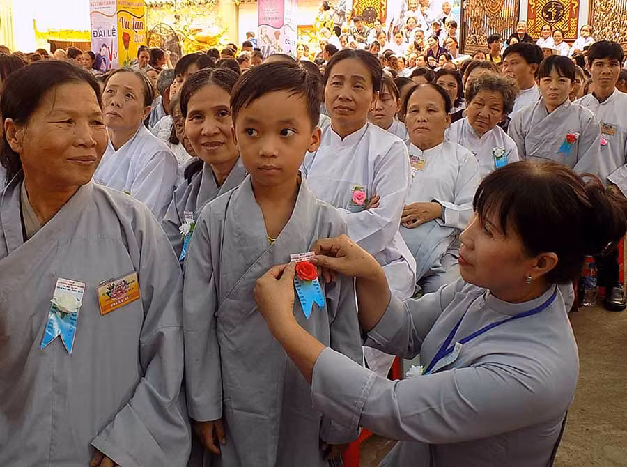  Nghi thức cài hoa hồng trong Đại lễ Vu lan. Ảnh: T.N