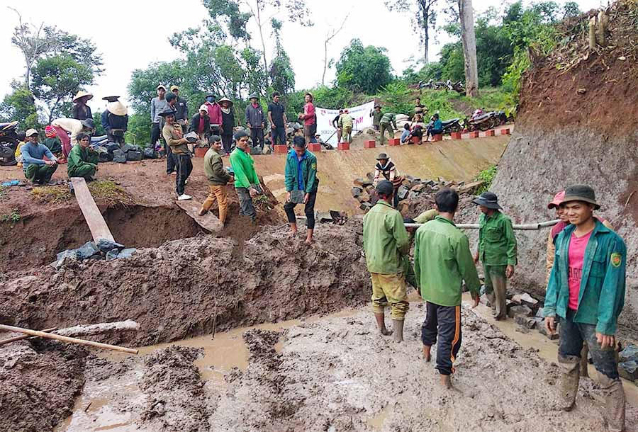  Thanh niên xã Kon Gang cùng dân làng Ktu chung tay xây dựng giọt nước mới. Ảnh: H.T