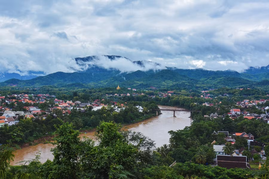  Khu phố cổ bao quanh bởi hai dòng Mekong và Nam Khan, tựa mình vào núi non hùng vĩ của miền Thượng Lào