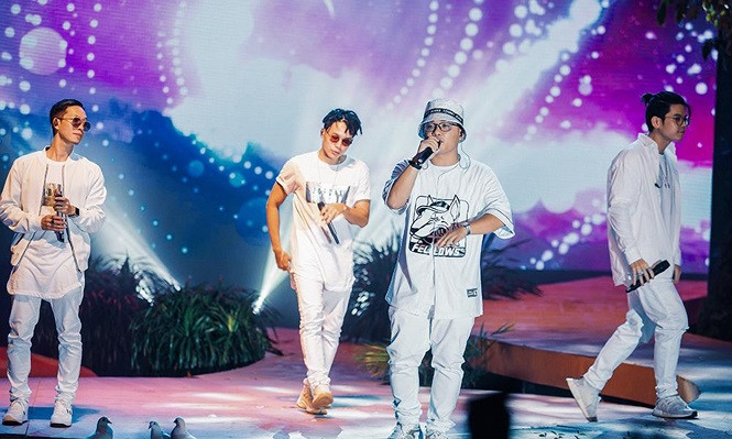 Nhóm Da Lab mang tới những bản nhạc trẻ trung và sôi động.