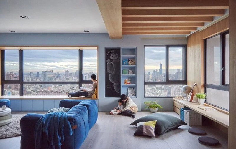 Phòng khách được sử dụng làm không gian vui chơi dành cho trẻ em. Ghế sofa, bàn trà, ghế lười thấp để bố mẹ dễ dàng quan sát con cái khi chúng chơi đùa.