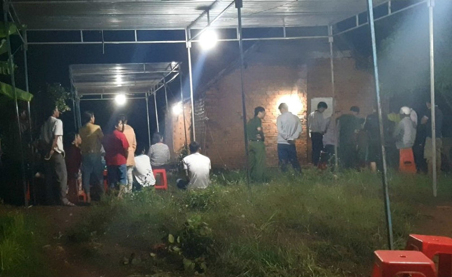 Công an khám nghiệm hiện trường ngôi nhà xảy ra án mạng (Ảnh nguồn Vietnamnet) Công an khám nghiệm hiện trường ngôi nhà xảy ra án mạng (Ảnh nguồn Vietnamnet)