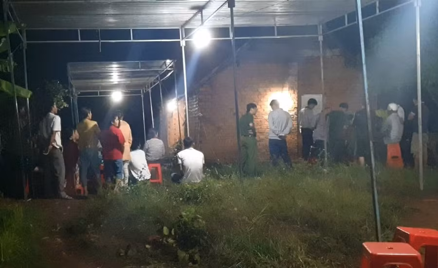 Công an khám nghiệm hiện trường ngôi nhà xảy ra án mạng (Ảnh nguồn Vietnamnet)