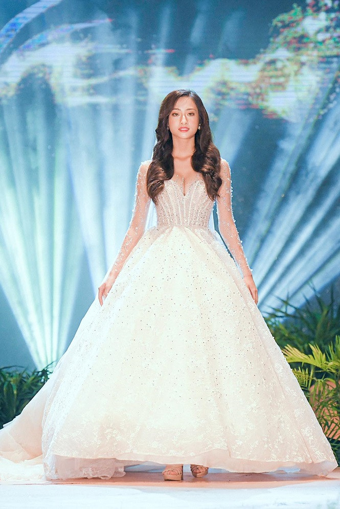 Nhan sắc rực rỡ của Miss World Vietnam 2019 khiến mọi sự chú ý đổ dồn vào cô trên sàn diễn.