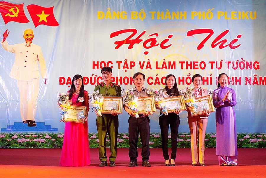 Thành phố Pleiku khen thưởng các tập thể tiêu biểu trong học tập và làm theo gương Bác. Ảnh: T.N