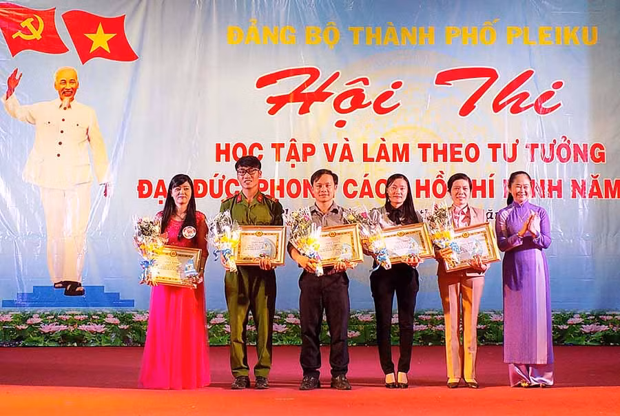 Thành phố Pleiku khen thưởng các tập thể tiêu biểu trong học tập và làm theo gương Bác. Ảnh: T.N