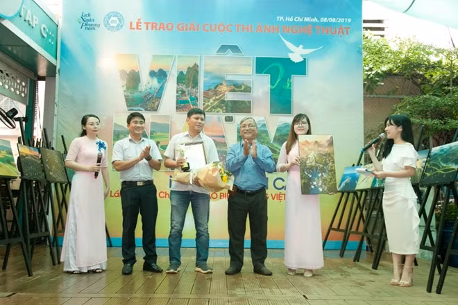  Tác giả Nguyễn Tấn Tuấn nhận giải nhất cho tác phẩm 