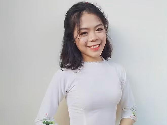  Hoàng Thị Thái Bảo, học sinh lớp 12C1, trường THPT Chuyên Phan Bội Châu là thủ khoa khối C cả nước năm nay với tổng điểm 3 môn đạt 28.75. Trong đó, nữ sinh có điểm hai môn Sử, Địa đều là 9,75, Ngữ văn 9,25. Cô dự định nộp hồ sơ vào khoa Ngữ văn của ĐH Sư phạm Hà Nội.